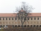 Chátrající zámek Buthrad na Kladensku