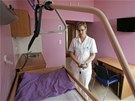 Zdravotní sestra v jednom z pokojů oddělení hospicové péče v nejdecké léčebně