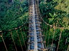 Akvadukt, který vede skoro sto metr nad zemí, spojuje vesnice Suro a...
