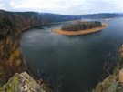 Vyhlídky z hradu Oheb nabízejí nádherné výhledy na seskou pehradu.