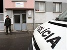 Slovenský policista hlídá ped místem inu (22. listopadu 2012)