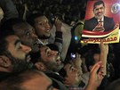 Mursího stoupenci jeho kroky uvítali. Na snímku mu vyjadují podporu ped...