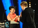 eský slavík 2012 - Tomá Klus pebíral cenu z rukou  Tatiany Vilhelmové 