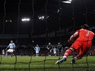 VYROVNÁNÍ. Sergio Agüero stílí z penalty gól na závrených 1:1.