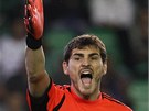 TAK VELÍ KAPITÁN. Iker Casillas, branká Realu Madrid, bhem zápasu s Betisem