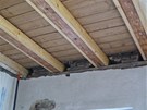 Výsledný trámový strop vypadal zajímav, tak ho majitelé nechali piznaný a...