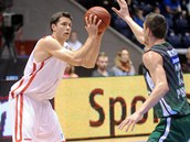 POJ SI PRO NJ. Nymbursk basketbalista Petr Benda (vlevo) aruje s mem ped