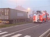Hasii vyprouj kamion po nehod s tramvaj na Rusk ulici v Ostrav. (21.
