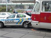 Nehoda tramvaje a policejního auta na pražském Smíchově
