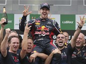NA RAMENOU. Sebastian Vettel si u uv mistrovsk oslavy. 
