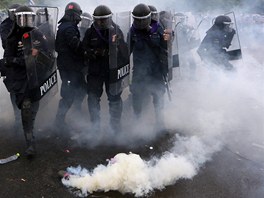 Do davu dvaceti tisíc protestujících po vyhrocení celé situace zaala pálit...