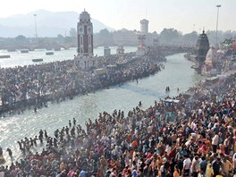 I msto Haridwar bylo svdky hromadné koupele v Ganze, k jejím behm se...