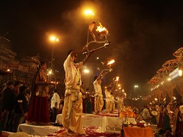 V Ahmadábádu pak oslavy vyvrcholily jak sérií impozantních hrátek s ohnm...