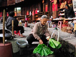 íanka myje zeleninu v tradiním kruhovém dom ve Fu-ien Tchu-lou. 