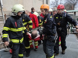 Hasiči vyprošťují zaměstnance vodní elektrárny Hučák v Hradci Králové, který