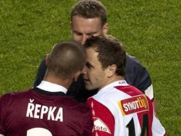 EPKA V DERBY. Slávista Zdenk enkeík (vpravo) byl jedním z tch, kteí se...