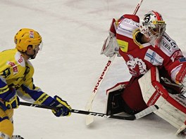 Tineck glman Peter Hamerlk zasahuje proti stele Zdeka Okla ze Zlna.