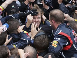ULAPETE HO. Sebastian Vettel se po závod, v nm dosáhl na titul, nemohl ani...