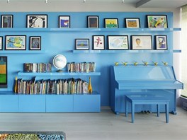 Dominantn modr stna s pianem v obvacm pokoji pipomn majitelce dtstv v