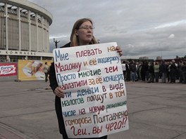 Proti koncertu Madonny v Petrohradu protestovalo pár lidí (9. srpna 2012).