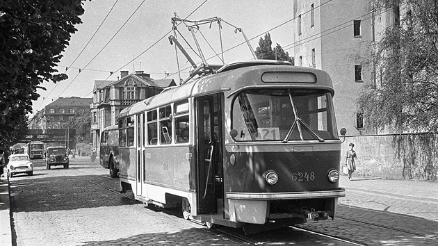 Nelehk zatky novch tramvaj dokumentuje stren pantograf vozu . 6248, kter vroce 1963 uvzl na lince 21 nedaleko Vyehradskho tunelu. Obdobn nehody byly vtto dob velmi ast.