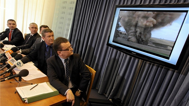 Pedstavitel polsk prokuratury a bezpenostnch slueb na tiskov konferenci, na kter novine seznmili s plnovanm tokem na budovu Sejmu. (20. listopadu 2012)