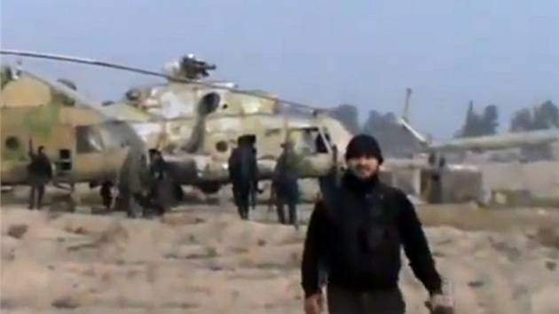 Bojovnci Syrsk osvbozeneck armdy na zkladn Mard al-Sultn (25. listopadu 2012)