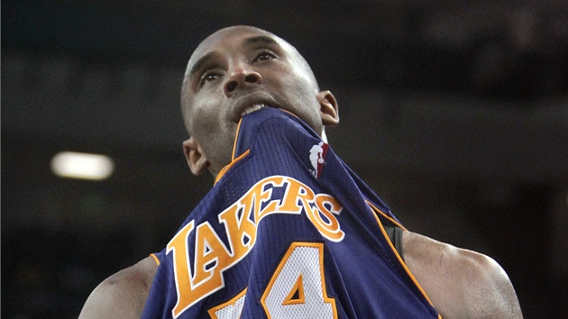 FRUSTRACE. Kobe Bryant, hvzda LA Lakers, v zvru nespnho duelu na palubovce Sacramenta.