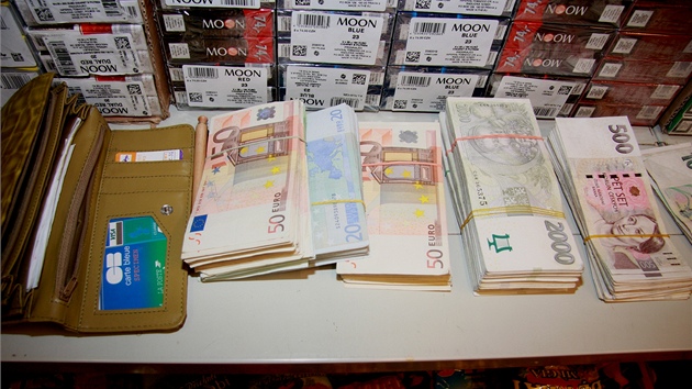 Pi ztahu v trnici na Moldav policist zajistili tak 32 tisc eur a 483 tisc korun pochzejcch z prodeje drog.
