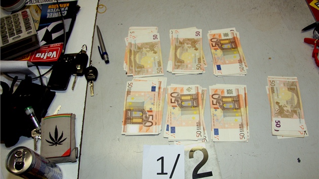 Pi ztahu v trnici na Moldav policist zajistili tak 32 tisc eur a 483 tisc korun pochzejcch z prodeje drog.