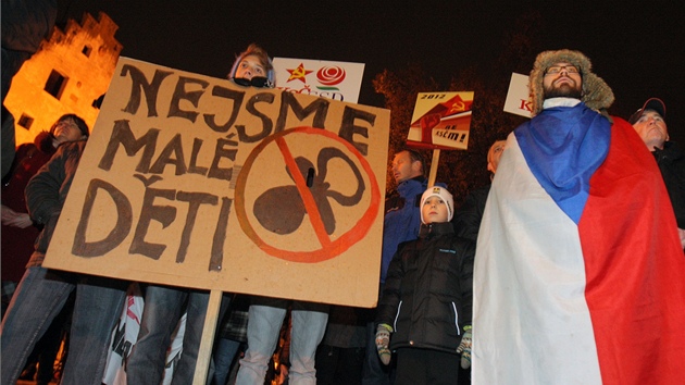 U druhou demonstraci proti obsazen veden odboru kolstv lenkou KSM svolali studenti teboskho gymnzia na eskobudjovick Piaristick nmst. 