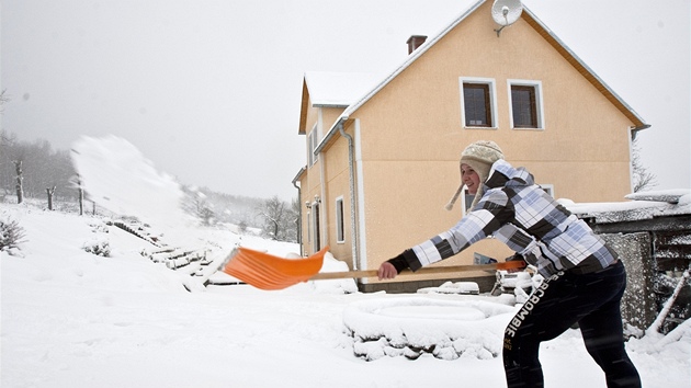 Slena Kateina odhazuje sníh v Maleov na Ústecku.