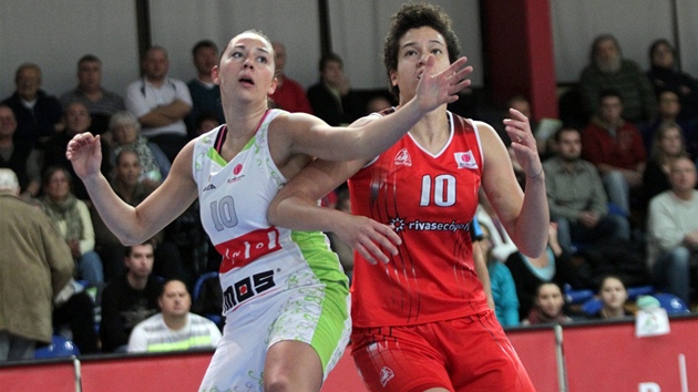 Barbora Kaprkov (vlevo) z IMOS Brno v souboji s Laurou Nichollsovou z Rivasu Madrid.