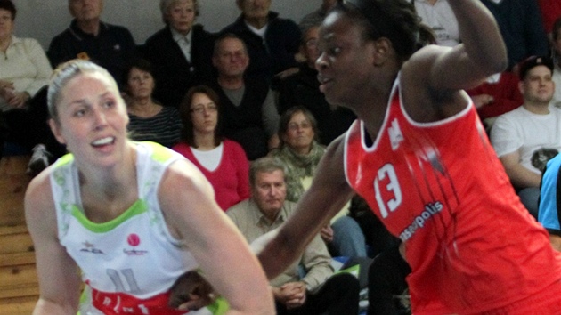 Nicole Ohldeov (vlevo) z IMOS Brno obchz Aneiku Hanryovou z Rivasu Madrid.