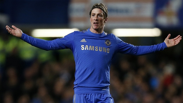 CO JE? Fernando Torres, tonk Chelsea, se v zpase proti Fulhamu roziluje na rozhodho.