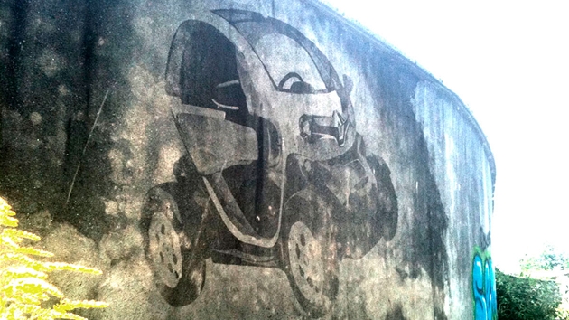 "pinav grafitty" v Berln. Na obrzku Renault Twizy