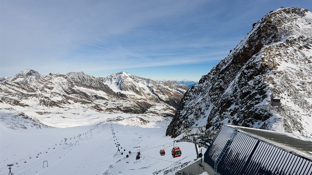 Pohled z vyhldky Top of Tyrol. Vpravo vrchol Schaufelspitze (3 333m)