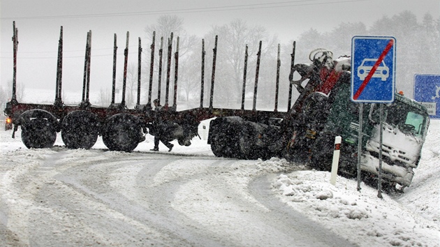 idim prvn snh komplikoval ivot, zejmna tm v kamonech. Jeden z nich napklad zablokoval sjezd z R6 na Nov Sedlo. (29. listopadu 2012)