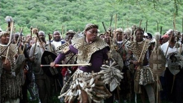 Jihoafrický prezident Jacob Zuma tančí během slavnosti ve vesnici Nkandla, kdy místní obětovali 12 krav, aby si udržel svůj post (25. listopadu 2012)