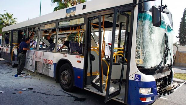 Vbuch nloe v autobusu v centru Tel Avivu zranil 15 lid. (21. listopadu 2012) 