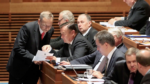 Jaroslav Kubera (ODS) a Vladimr Dryml (SPOZ) (vlevo) debatuj bhem listopadov schze Sentu. (21. listopadu 2012)