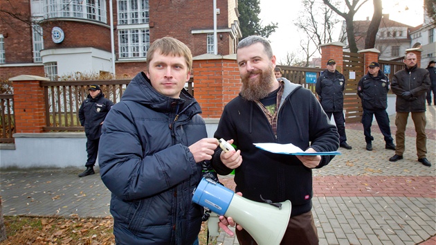 Organiztoi demonstrace na podporu Ivana Buchty a Martina Pezlara v prohlen ped eckou ambasdou odmtli, e by dvojice vvoj provdla pion. (26. listopadu 2012)