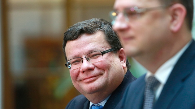 Alexandr Vondra oznmil na tiskov konferenci rezignaci na post ministra obrany. (28. listopadu 2012)