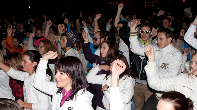 Nadšenci v Chlumci nad Cidlinou tancují Gangnam Style (23. 11. 2012).
