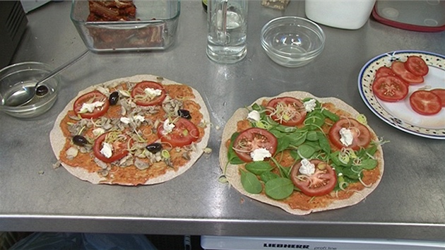 Vitariánská pizza může mít nejrůznější podoby, všechny ingredience jsou ale živé, tedy syrové.  