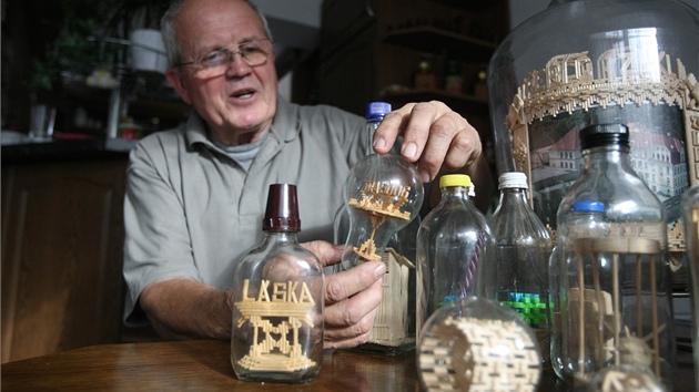 Pětašedesátiletý Leopold Heneš z Třebenic na Třebíčsku se věnuje skládání modelů a hlavolamů v lahvích, demižonech a také v žárovkách přes 40 let a za tu dobu jich vytvořil desítky. 