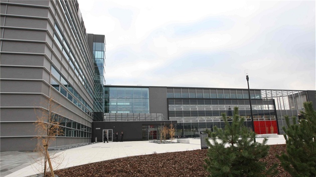 Nová slavnostně otevřená budova Teoretických ústavů Lékařské fakulty Univerzity Palackého.