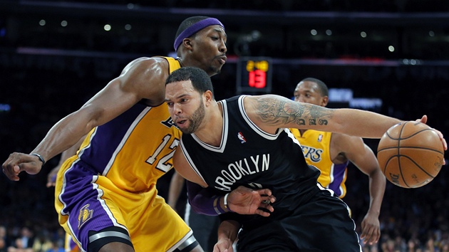 Deron Williams (vpravo) z Brooklynu obchz Dwighta Howarda z LA Lakers.
