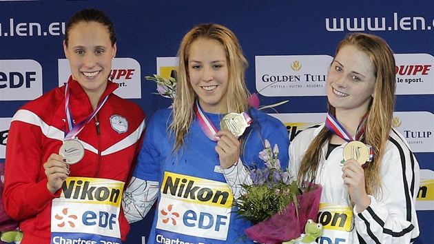 Česká plavkyně Petra Chocová (uprostřed) slaví titul z mistryní Evropy v krátkém bazénu na 50 metrů prsa.