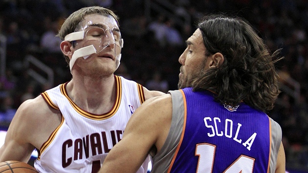 Tyler Zeller (vlevo) z Clevelandu se pokou prosadit pes Luise Scolu z Phoenixu.